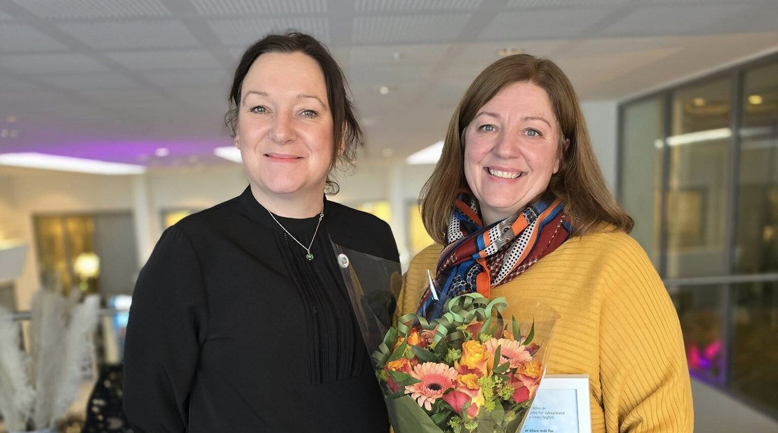 Bildet viser fylkesleder Ida Høiby i NSF Innlandet og Cecilie Aalborg, som har vunnet NSF Innlandets lederpris for 2024