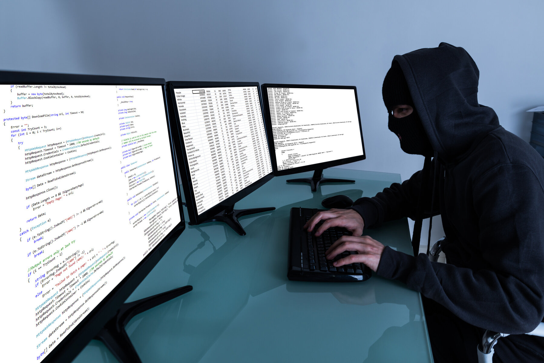 Bildet viser en person som driver med datahacking Bildet viser en person som driver med datahacking