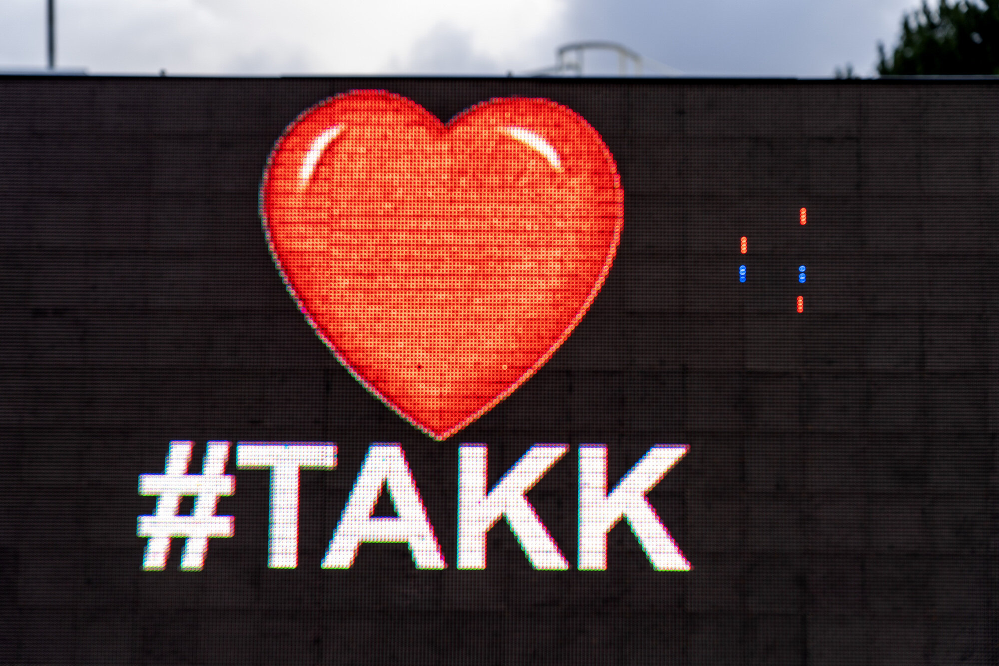 Illustrasjonsbilde: Et stort hjerte med teksten «#Takk» under.