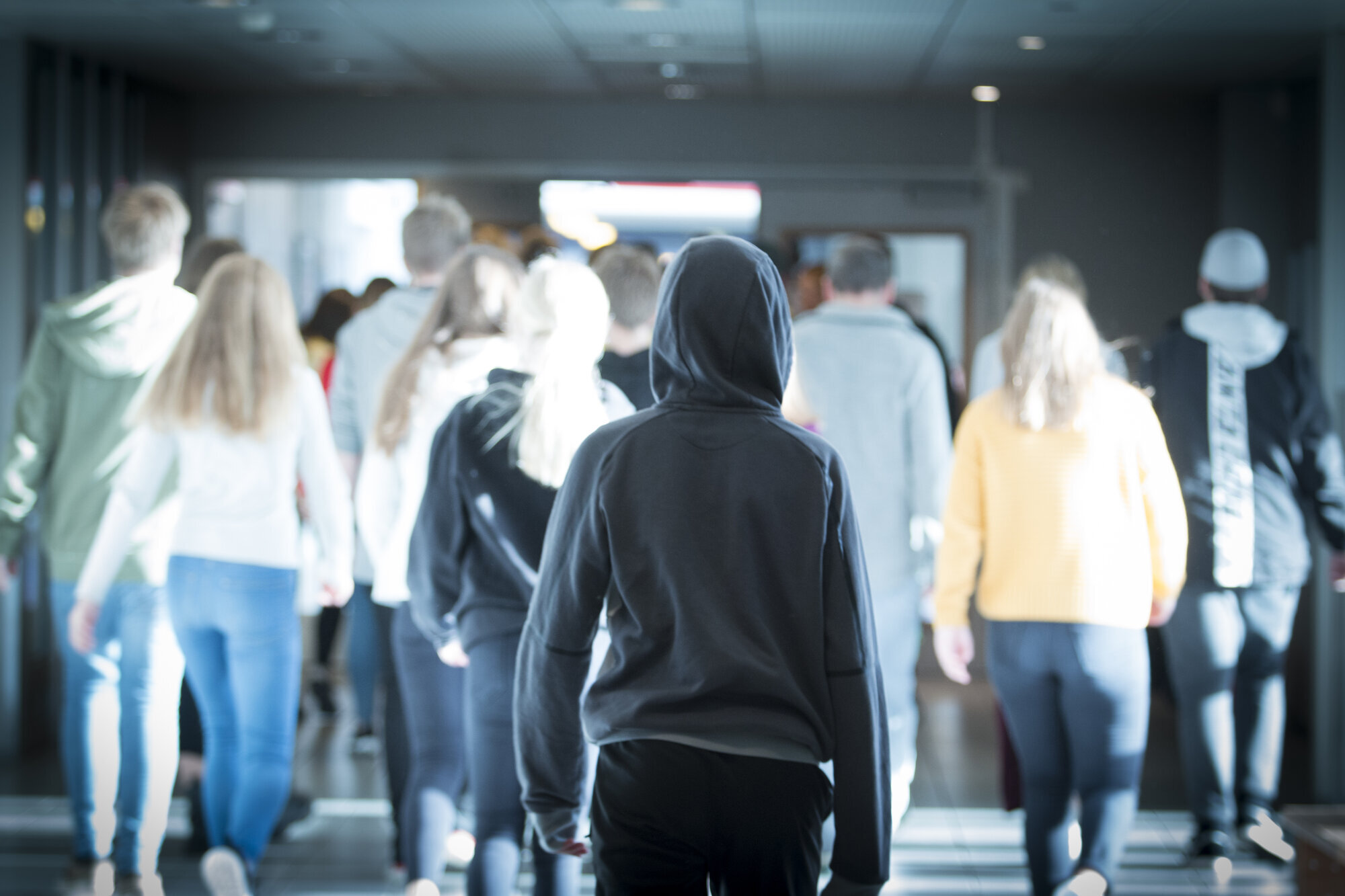 Skoleelever Bildet viser skoleelever som går i samlet tropp