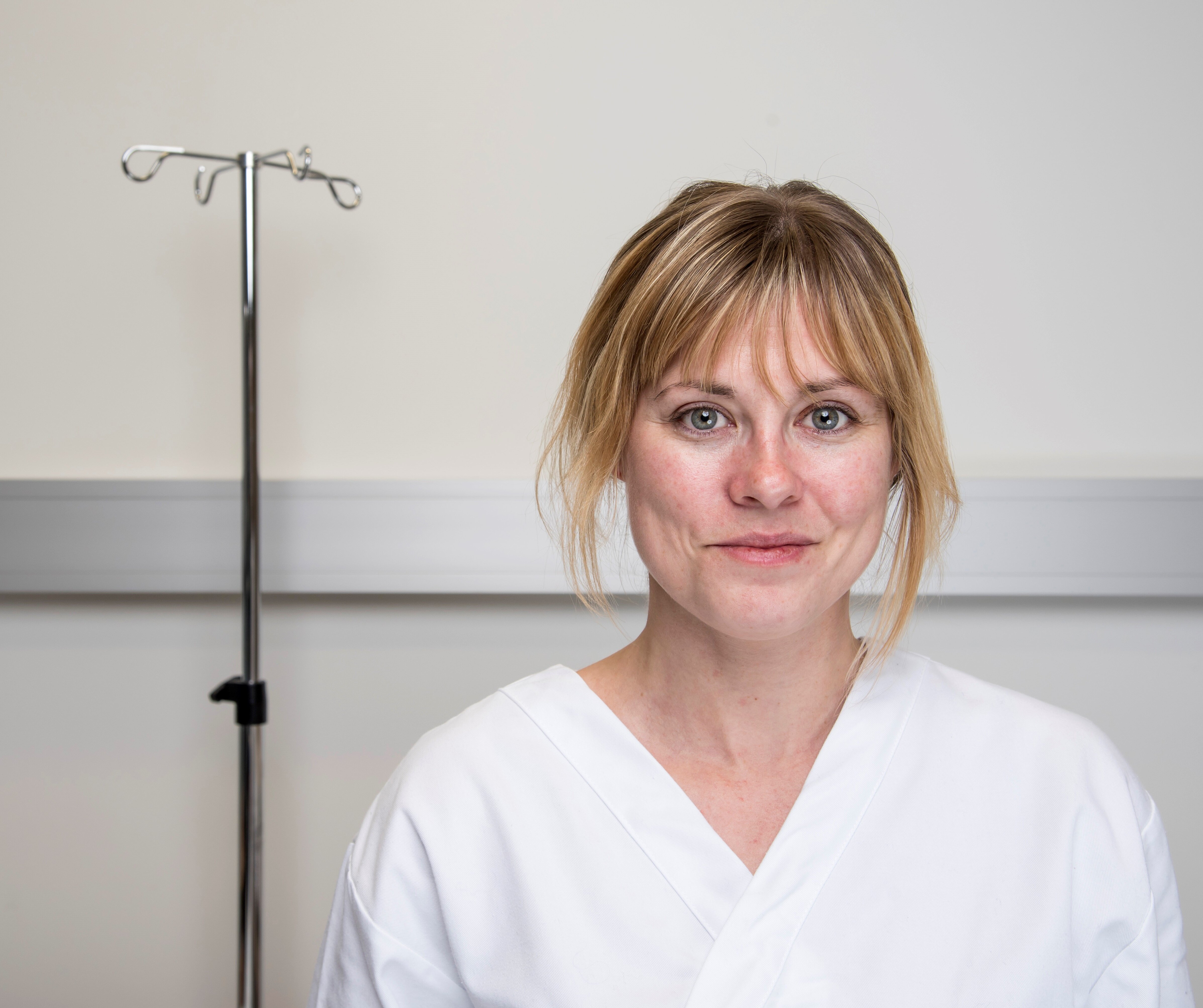 Anette Sagen, sykepleierstudent Bildet viser Anette Sagen i sykepleieruniform.