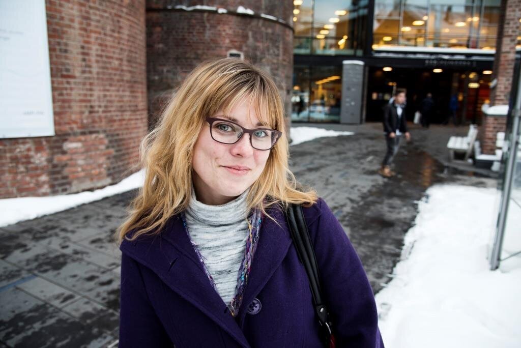 Anette Sagen, sykepleierstudent Bildet viser Anette Sagen utenfor studiestedet.