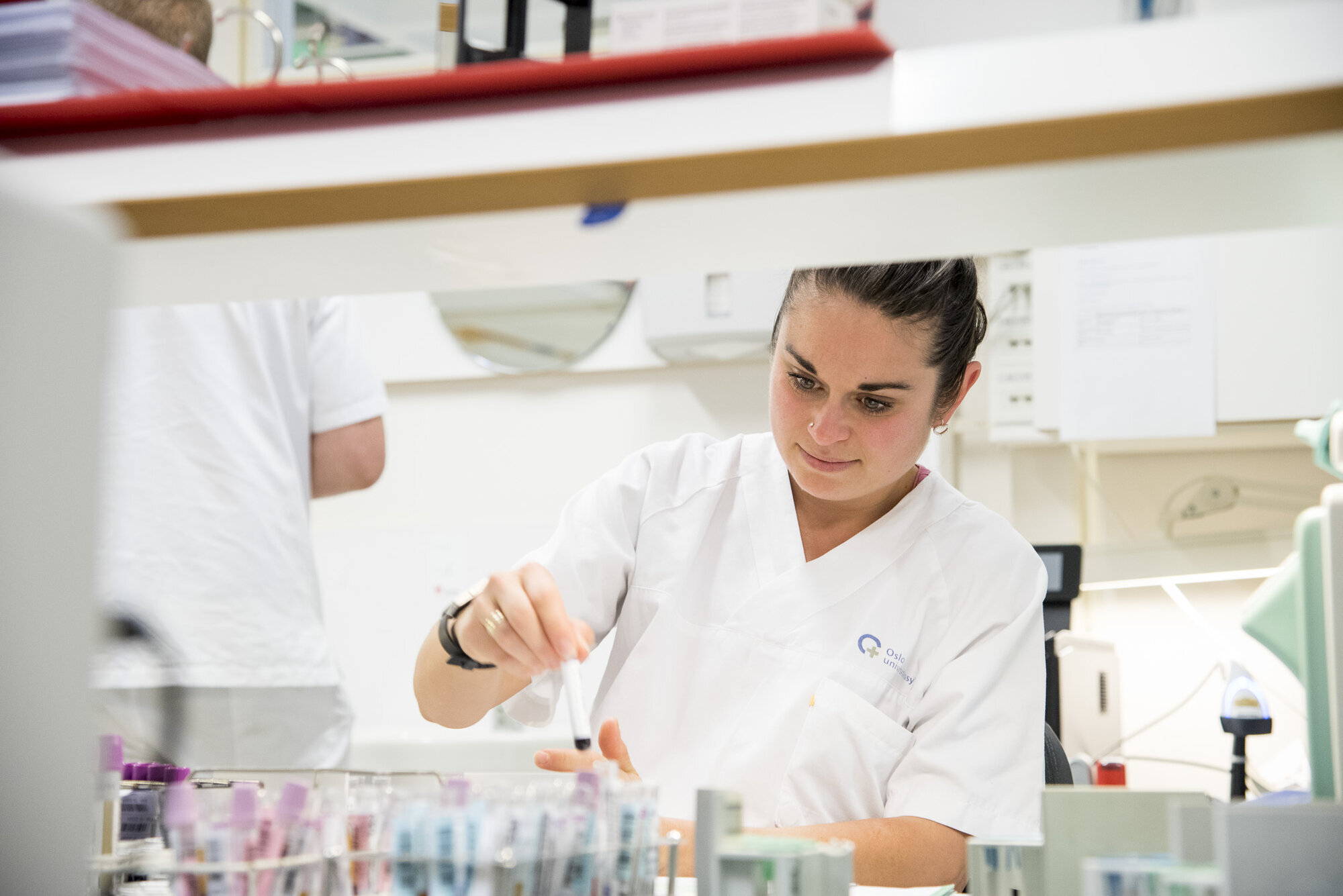 blodtyping, blodbanken, ullevål Bildet viser bioingeniør Emina H. Kalic som holder i et glass med blod.