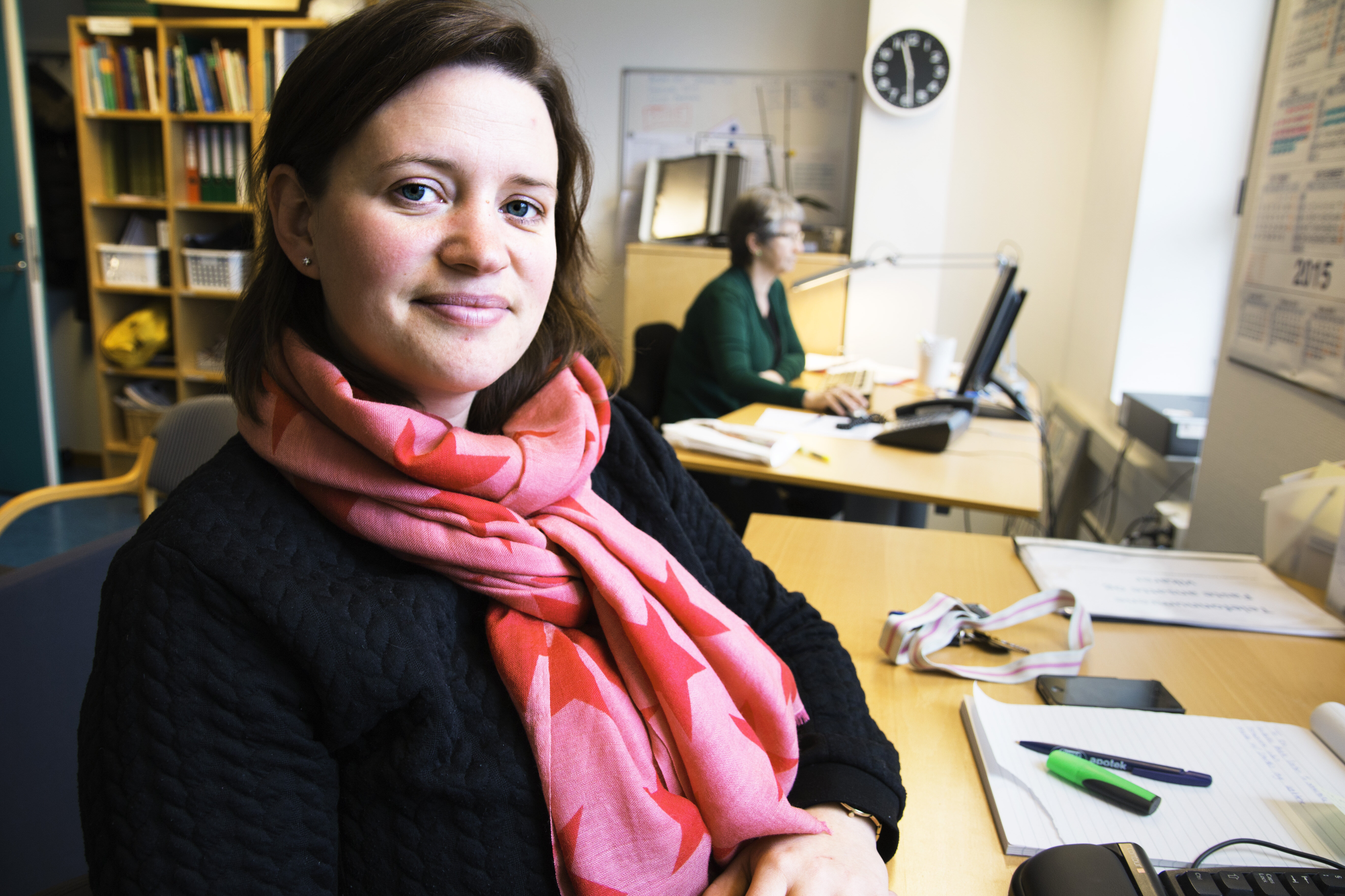 Elena Sandgathe Leder for nattjenestensykepleier Elena Sandgathe, som er sykepleier, på kontoret sitt. I bakgrunnen sitter Åshild Bjånesøy, assisterende gruppeleder.