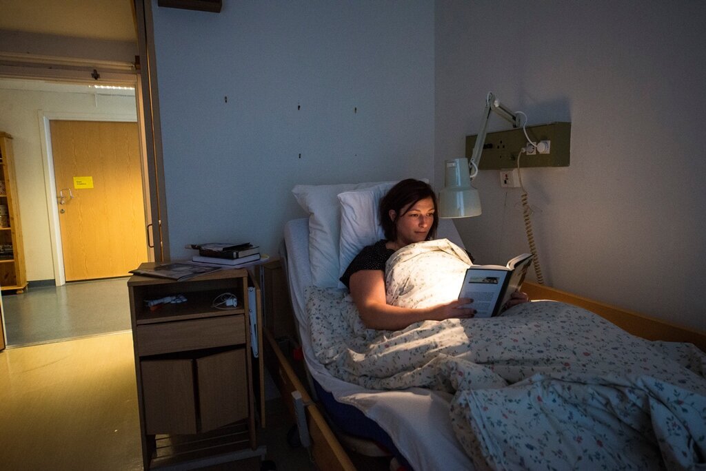 Astrid ligger i senga og leser bok Astrid ligger i senga og leser bok