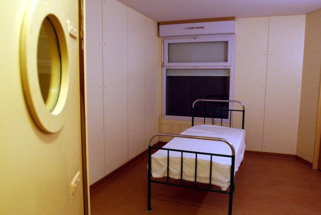 psykiatri Bildet viser en seng på et psykiatrisk sykehus