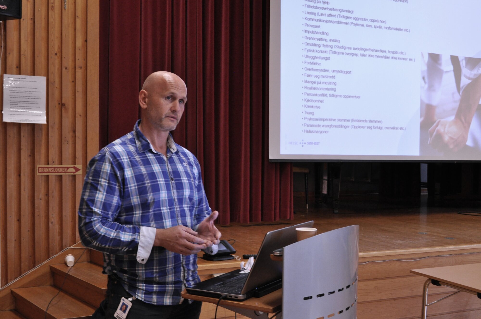 Psykiatrisk sykepleier Trond Pedersen holdt foredrag under fagdag ved Sanderud Sykehus Psykiatrisk sykepleier Trond Pedersen holdt foredrag under fagdag ved Sanderud Sykehus