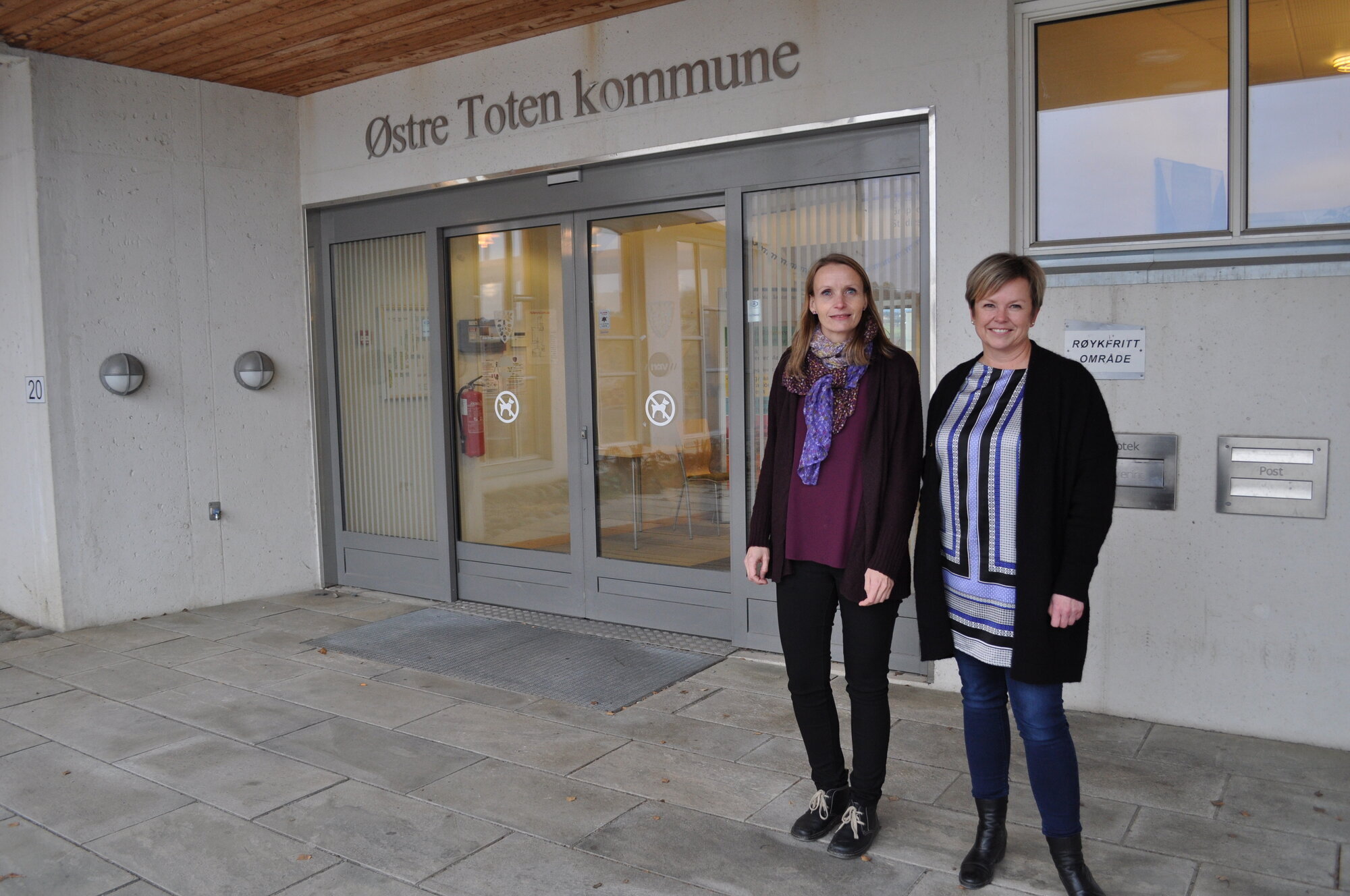 Guri Bråthen og Lene Melbye foran Østre Totens rådhus, som nå er Bråthens nye arbeidsplass Guri Bråthen og Lene Melbye foran Østre Totens rådhus, som nå er Bråthens nye arbeidsplass