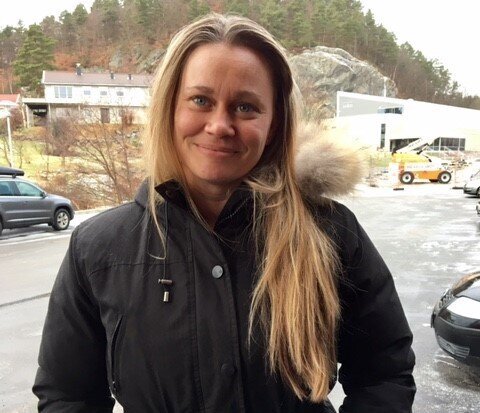 Bildet viser Elin Martinsen som står på en parkeringsplass.