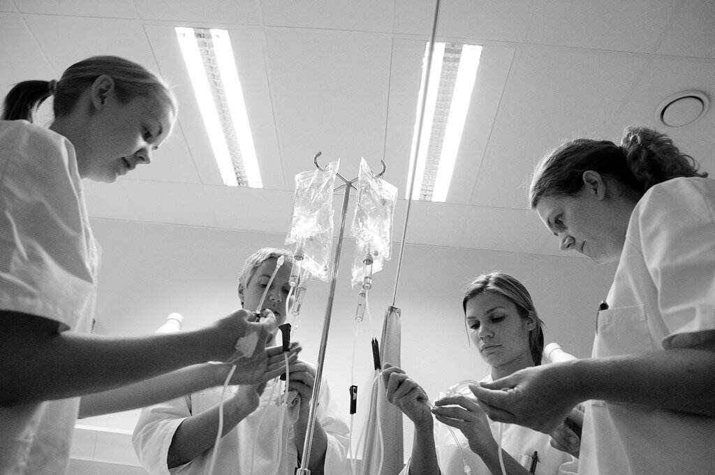 Sykepleiestudenter, infusjoner Sykepleiestudenter klargjør infusjoner