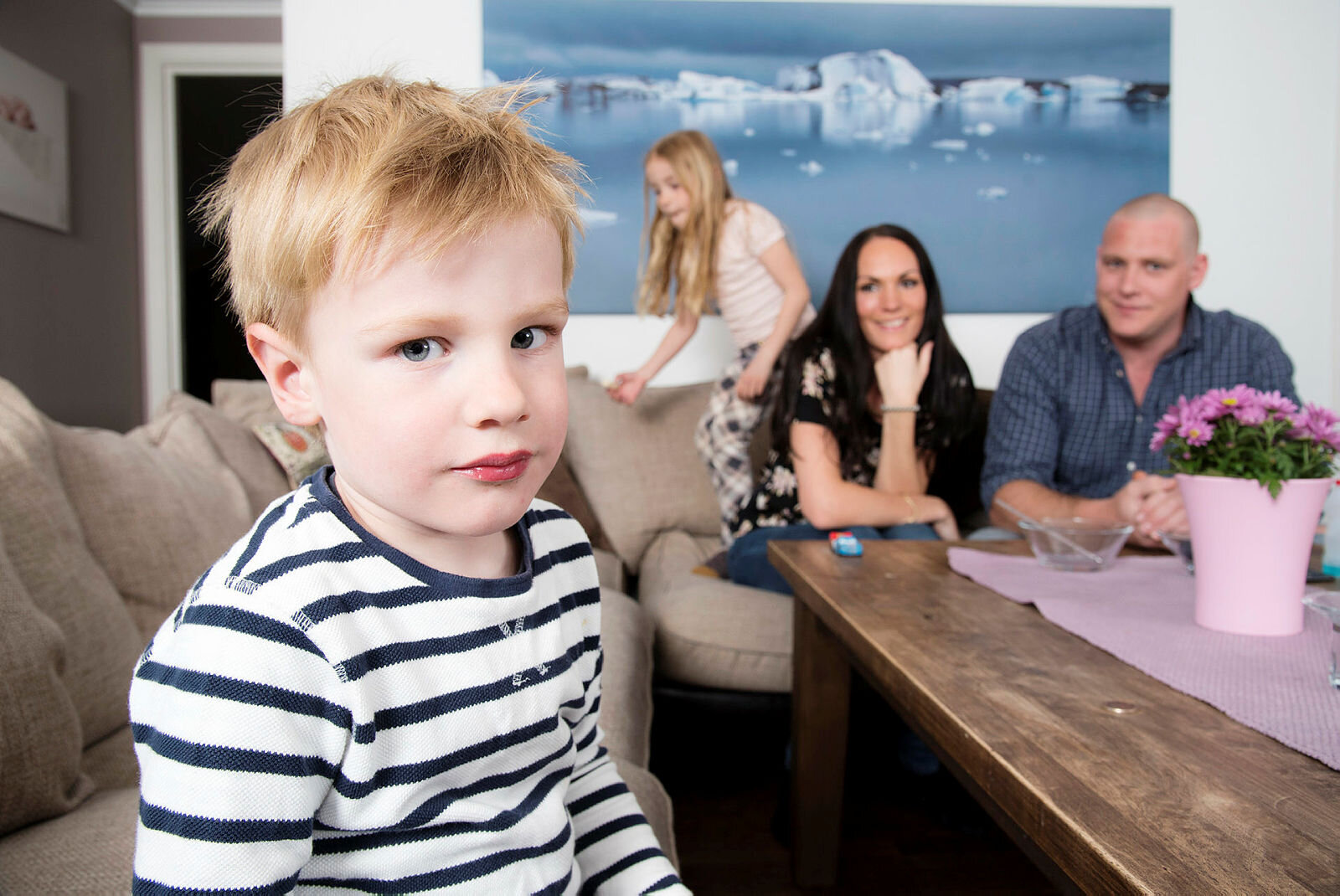 Bildet viser Mikkel og familien hjemme i Akershus.