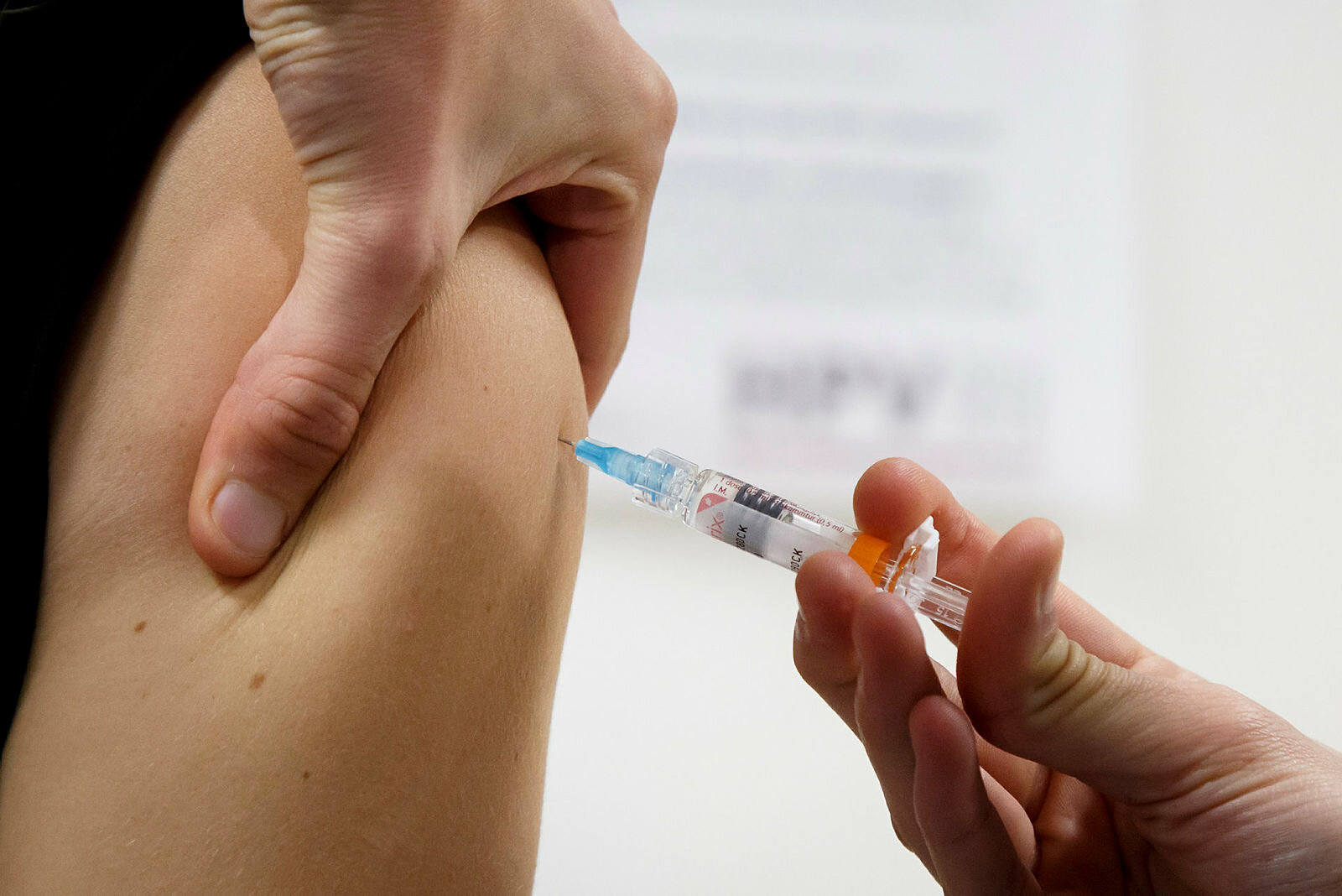 Hpv-vaksine Bildet viser en overarm som det blir satt en sprøyte i.