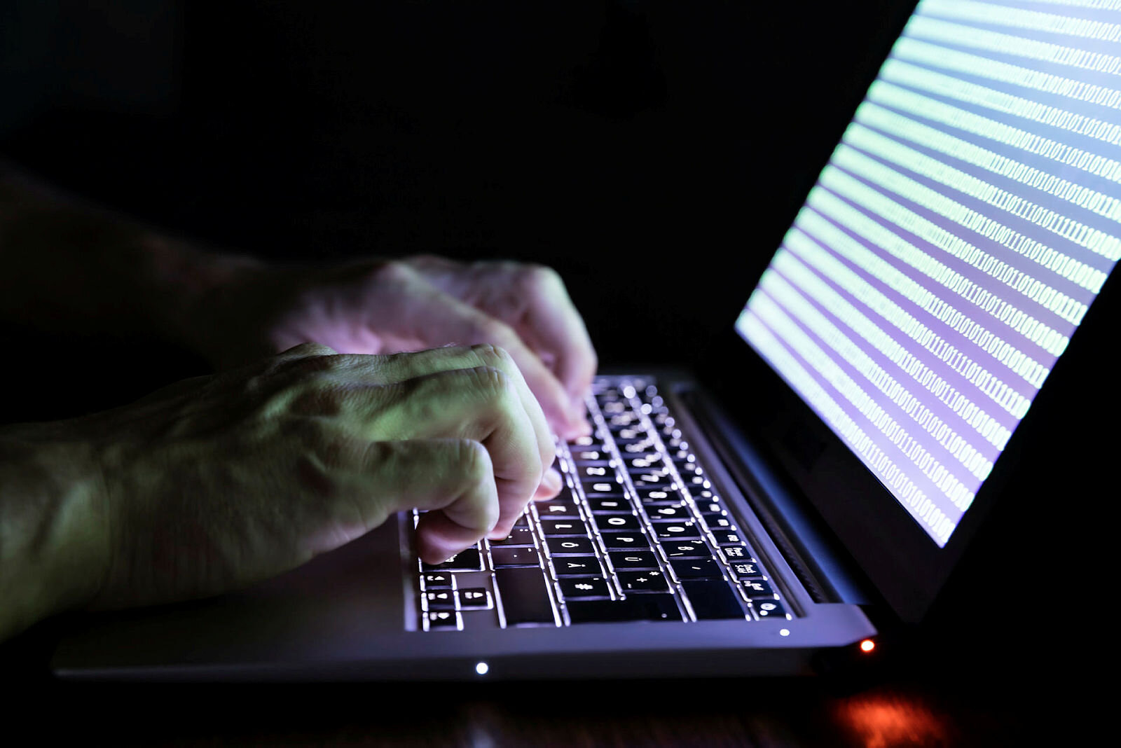 Data Fingre som taster på et tastatur