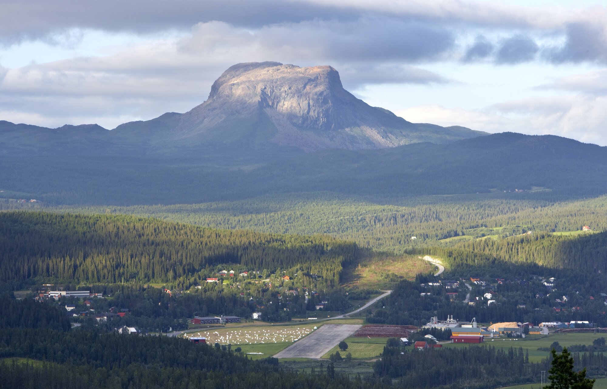 Oversiktsbilde av Hattfjelldal Oversiktsbilde av Hattfjelldal