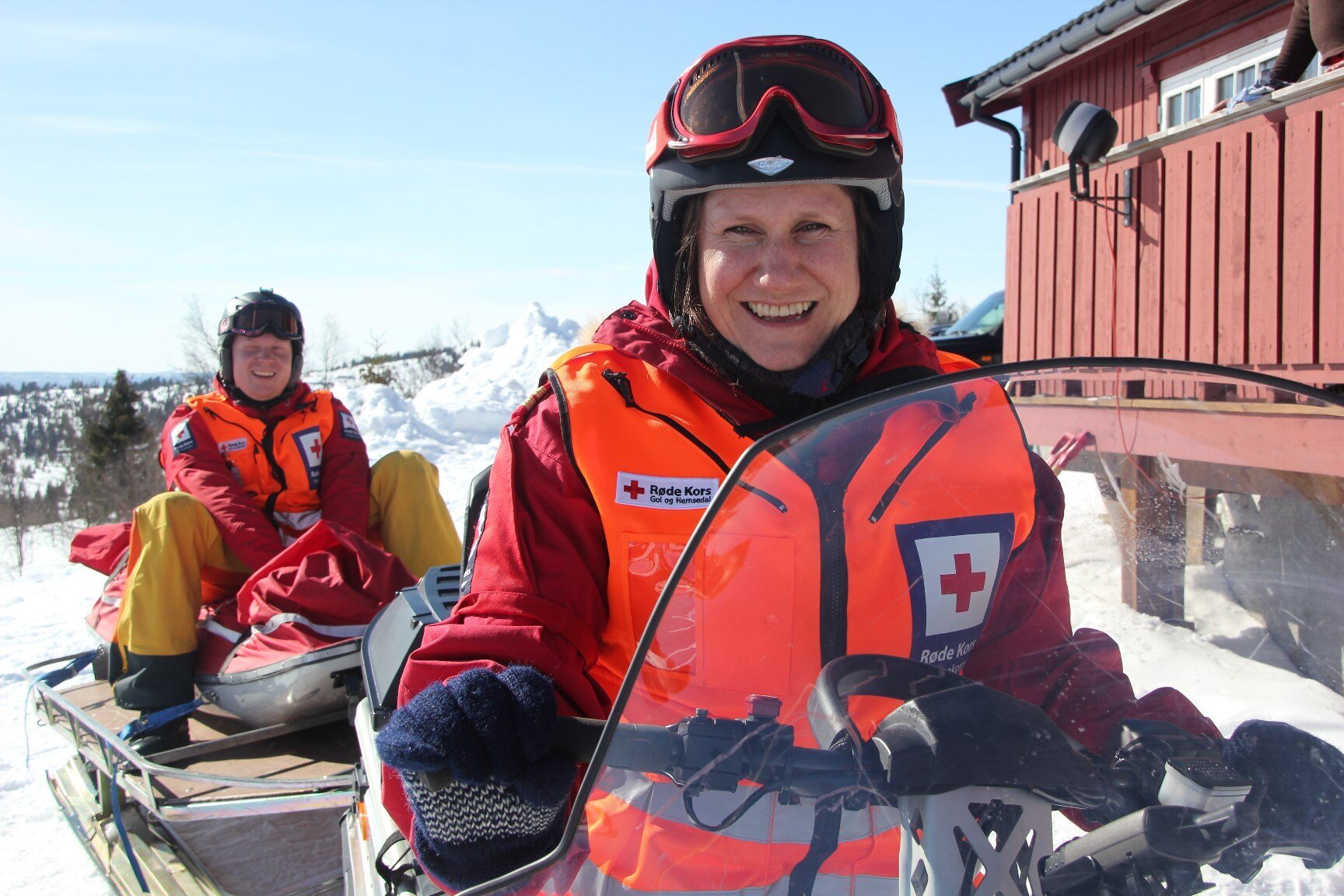 Sykepleier Cecilie Engum Blakkestad har tilbragt 15 påsker i fjellet som del av hjelpekorpset til Røde Kors. Bildet viser Cecilie Engum Blakkestad og Lars-Petter Andreassen fra Røde Kors hjelpekorps på en snøscooter.