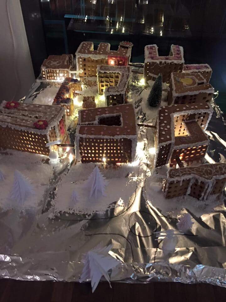 Bildet viser St. Olavs Hospital som pepperkakehus, pyntet med melisglasur, hjerter og nonstop.