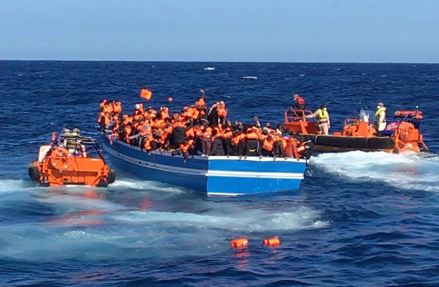 Migranter reddes av Siem Pilot Bildet viser migranter som plukkes opp av Siem Pilot