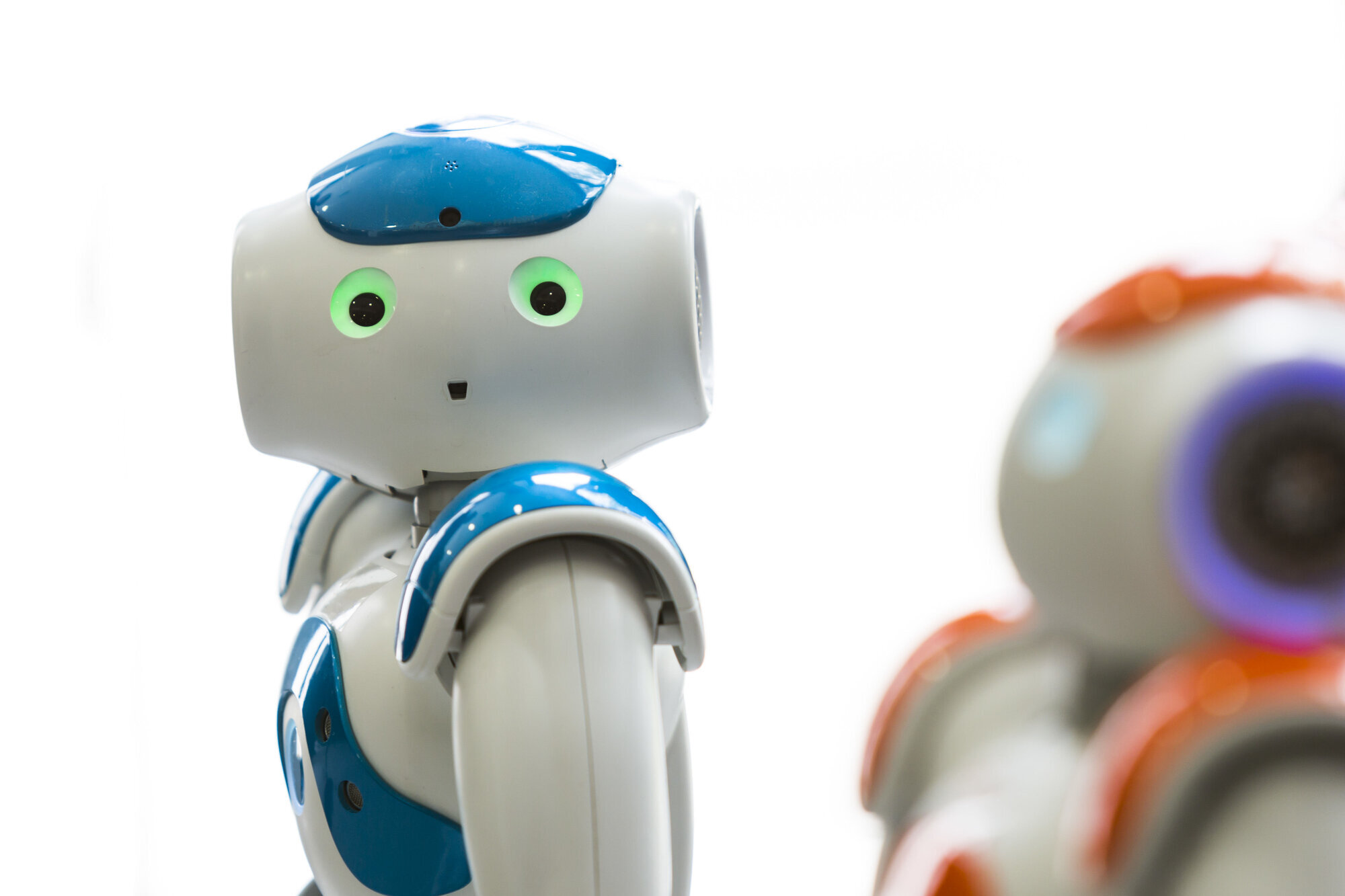 Bilde av robot som "ser" inn i kamera Bilde av robot som "ser" inn i kamera
