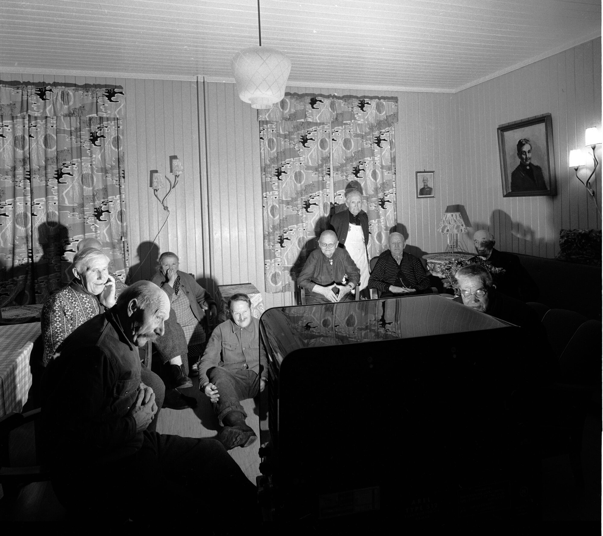 NRK startet ordinære fjernsynssendinger lørdag 20. august 1960. De eldre i Sør-Odal var relativt tidlig ute som tv-tittere. Bildet viser beboere ved Sør-Odal gamlehjem i Hedmark, som ser fjernsyn for første gang høsten 1960.