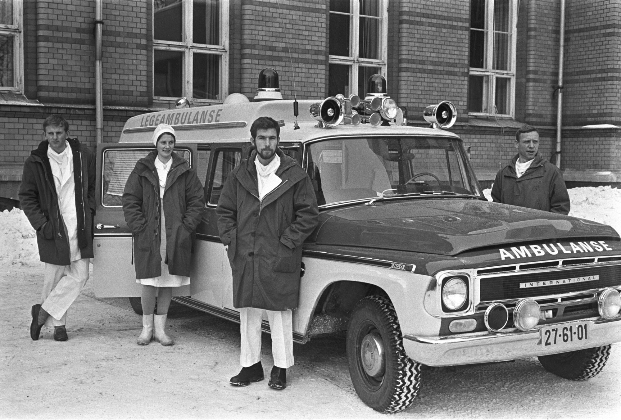 Ambulanse og helsepersonell i 1969. Bildet viser en ambulanse i 1969.