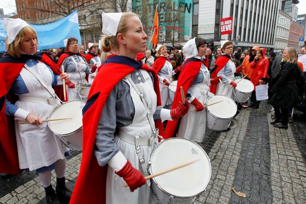 Trommekorpset til Norsk sykepleierforbund er fast innslag i 1. mai toget i Oslo, og i år stiller de ekstra sterkt. Her fra markeringen i 2010. Bildet viser Norsk sykepleierforbunds trommekorps under 1. mai-toget i Oslo, 2010.
