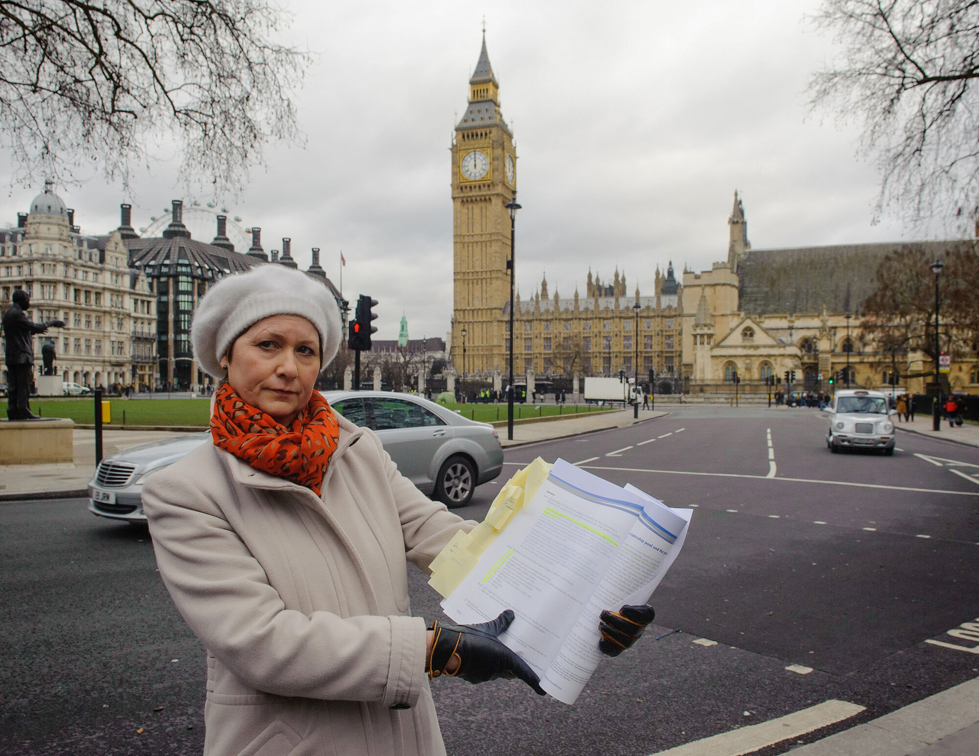Julie Bailey, Robert Francis QC`s report, House of Parliament, London Bildet viser Julie Bailey som holder opp en rapport foran House of Parliament i London.