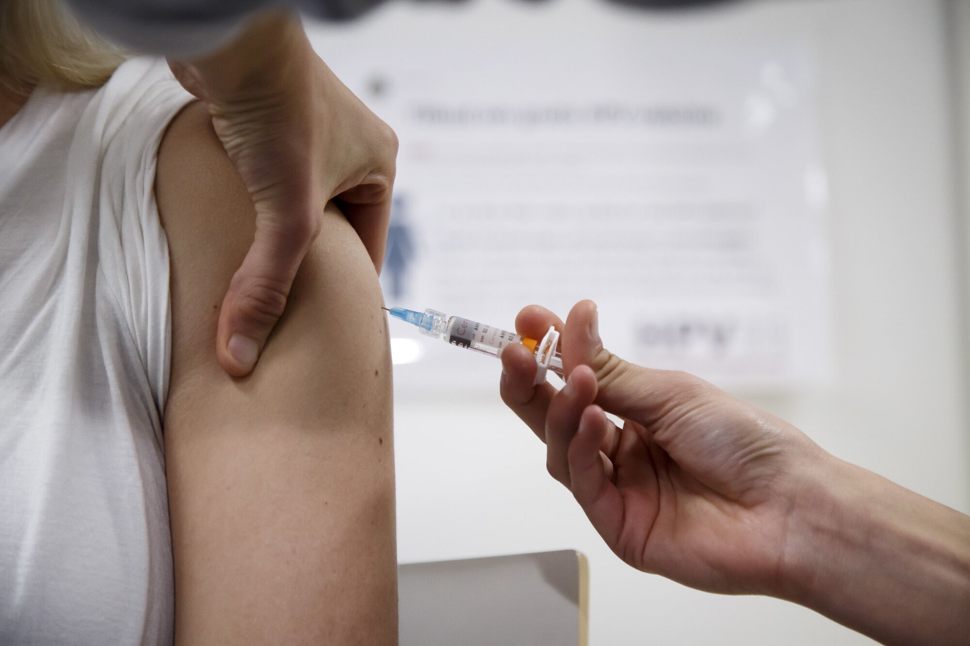 hpv-vaksine, hpv, vaksine Bildet viser at det blir satt en sprøyte i en overarm.