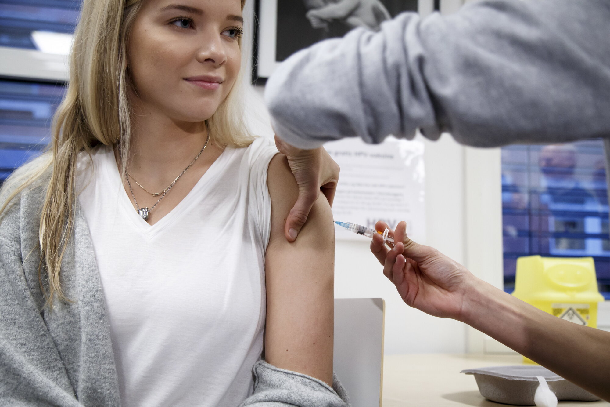hpv-vaksine, hpv, vaksine Bildet viser en ung kvinne som får hpv-vaksine.