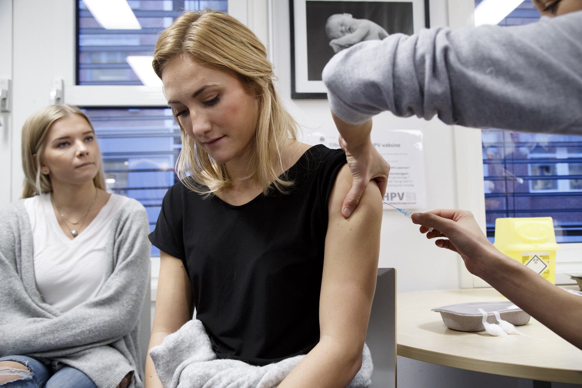 hpv-vaksine, hpv, vaksine Bildet viser en ung kvinne som får hpv-vaksine.