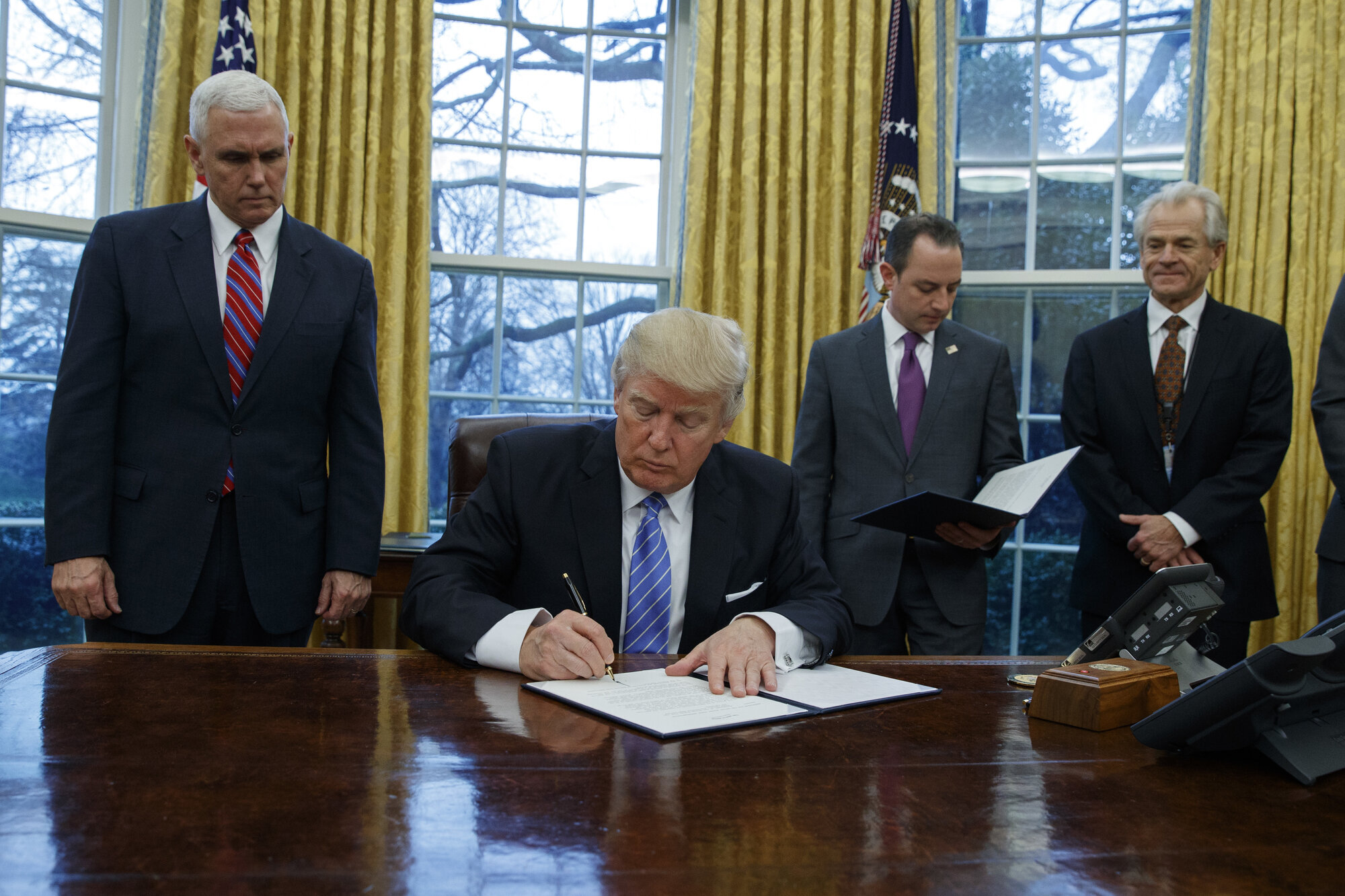 Donald Trump Bildet viser Donald Trump som signerer papirer.
