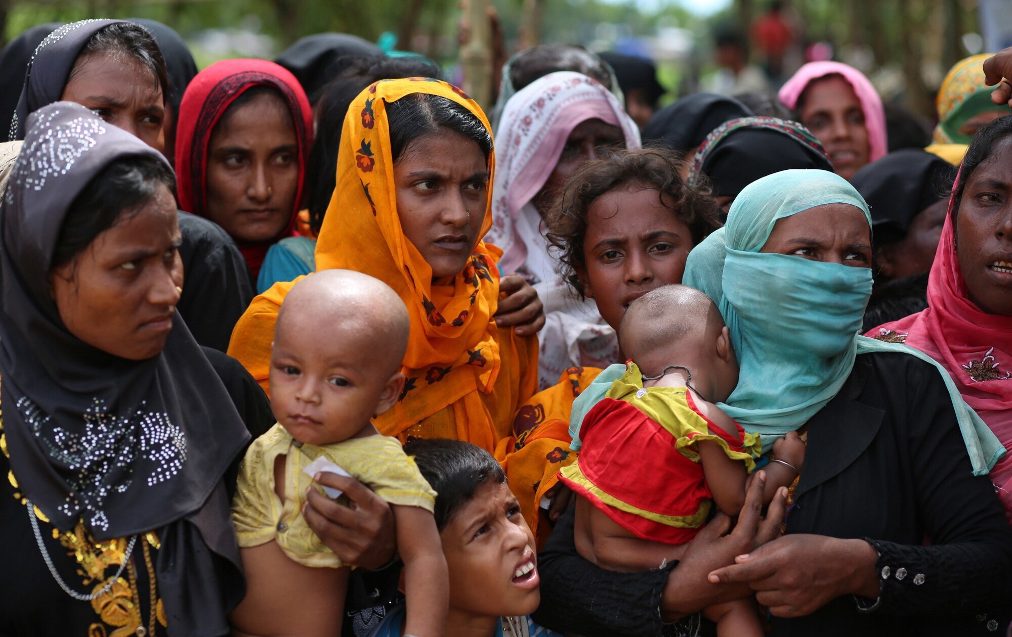 rohingya-flyktninger, Bangladesh Bildet visere kvinner som bærer barn.