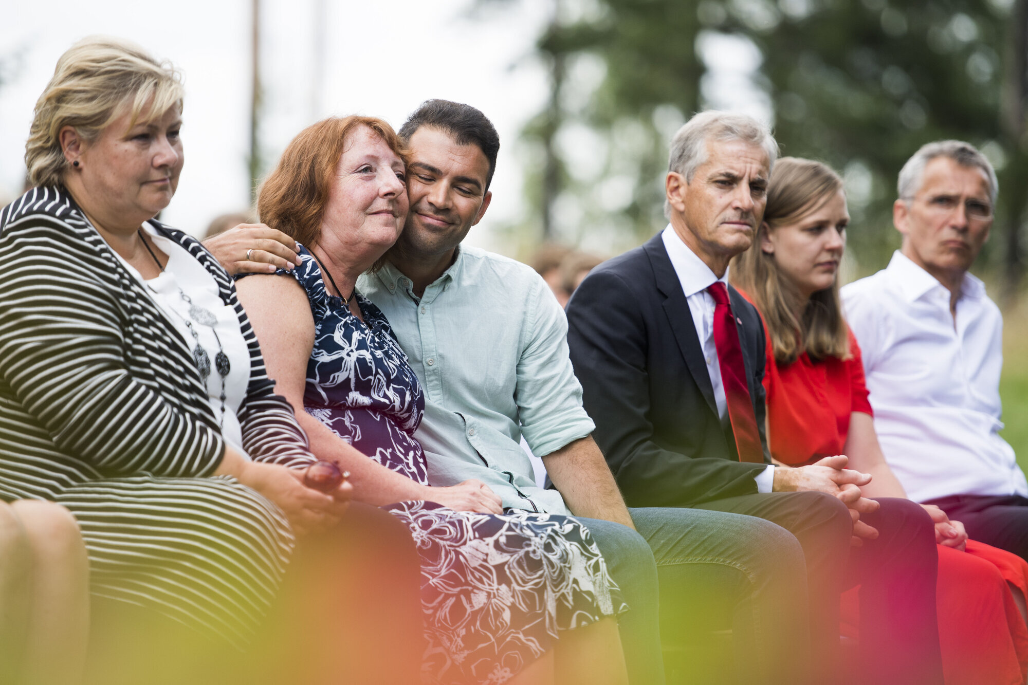 Her er statsminister Erna Solberg (f.v.), leder av støttegruppen Lisbeth Røyneland, AUF-leder Mani Hussaini, leder i Arbeiderpartiet Jonas Gahr Støre og NATOs generalsekretær Jens Stoltenberg under markeringen for angrepet i 2017. Her er statsminister Erna Solberg (f.v.), leder av støttegruppen Lisbeth Røyneland, AUF-leder Mani Hussaini, leder i Arbeiderpartiet Jonas Gahr Støre og NATOs generalsekretær Jens Stoltenberg under markeringen for angrepet i 2017.