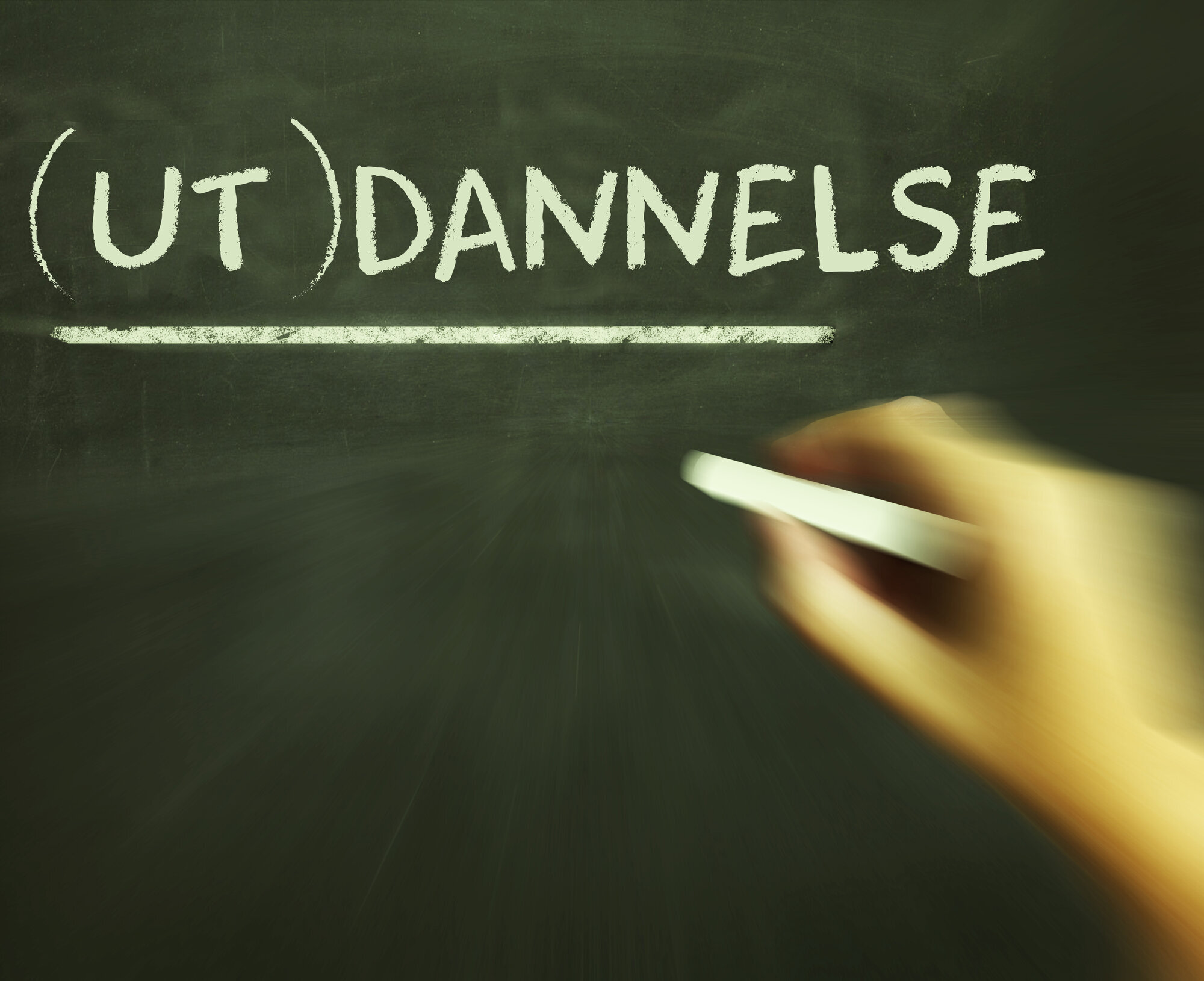 Bilde av en som skriver ordet "utdannelse" på en tavle Bilde av en som skriver ordet "utdannelse" på en tavle