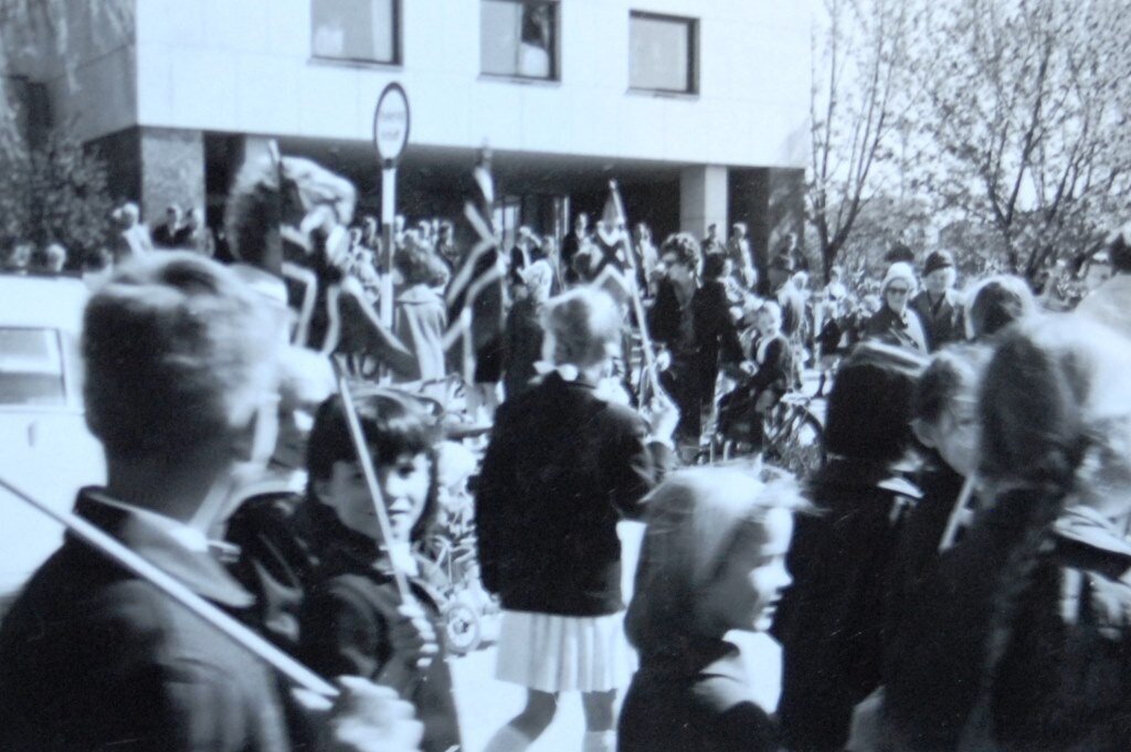 Det var i skolegården Melinda syntes hun ble integrert. Her fra en av de første 17. mai-feiringene i det nye landet. Bildet viser Melinda som barn i Marienlyst skolegård på 17. mai.