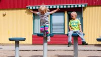 Ett som barn hopper, ett barn ser på. Illustrasjonsfoto: Mostphotos Bilde av ett som barn hopper, ett barn ser på. Illustrasjonsfoto.