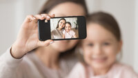 selfie, sosiale medier Bildet viser en mor som tar selfie av seg selv og datteren.
