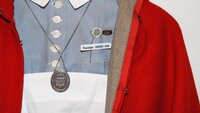Arbeidsantrekket for sykepleiere har endret seg mye opp gjennom tidene. Bildet viser øvre del av Haukelands-uniformen med cape.