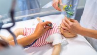 En student øver sammen med en lærer. Bildet er fra en simulering ved ferdighetssenter på Lovisenberg diakonale høgskole.