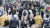 Folkemengde Masse folk på Karl Johan i Oslo