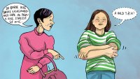 Psoriasis Illustrasjonen viser en dame som sier til en ung kvinne: "Du burde ikke bruke vaskemiddel med såpe. Og prøv å ikke stresse så mye." Den unge kvinne, som klør på armene, tenker "Å hold tåta."