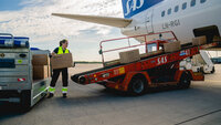 Medisinsk innsatsteam Bildet viser esker som blir transportert ombord i et fly.