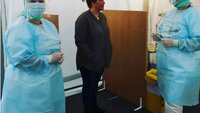 Smittevernsnerdene Bildet viser to sykepleiere i smittevernsutstyr og en uten.