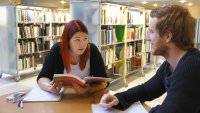 To studenter snakker sammen. To studenter snakker sammen.