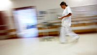 Sykepleier Bildet viser en sykepleier i en korridor.