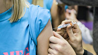 Hpv-vaksine Bildet viser en arm det blir satt hpv-vaksine i.