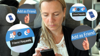 Kvinne er på Facebook på mobilen Kollasjen viser en kvinne på bussen som kikker på mobilen. Rundt henne er det spredt bilder av en mobiltelefon, Facebook-logo med Friend Request og Add as Friend.