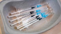 Koronavaksiner Bildet viser ferdig opptrukne koronavaksiner som ligger i et pussbekken.