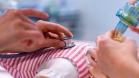 Nyfødtresuscitering Bildet viser simulering av livredning av et nyfødt barn