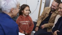 Konsultasjon Bildet viser en familie som er på en konsultasjon hos et helsepersonell