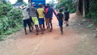 Transport av vaksiner på Madagaskar Bildet viser transport av vaksinar på Madagaskar, der kjølebagen med vaksinar transporteres av sju personer som bærer sammen